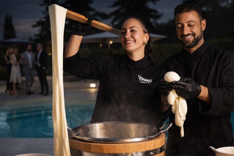 Show cooking mozzarella dal vivo durante un elegante evento aziendale serale