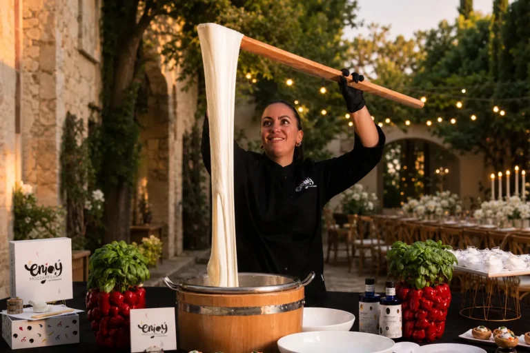 Casara Donna mentre fila mozzarella appena fatta durante uno show cooking live in una location per eventi