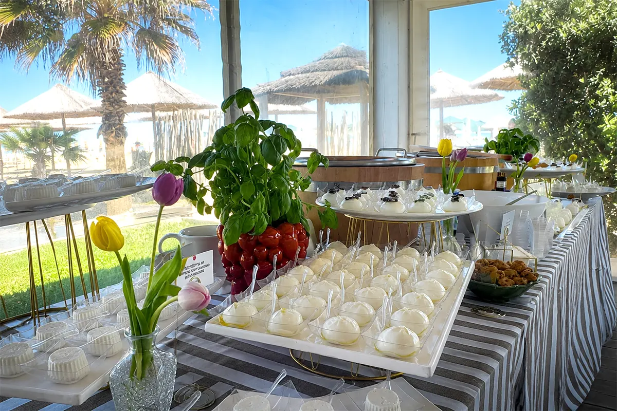 Tavolo buffet con mozzarella e latticini per catering eventi